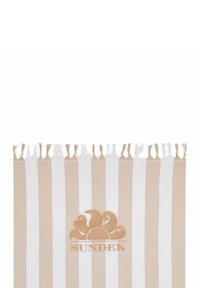 Asciugamano da spiaggia a righe beige e bianche con frange. Presenta un design del sole e il marchio "SUNDEK" stampato in marrone al centro.