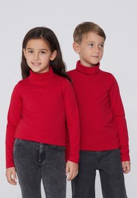 Rote Rollkragenshirts aus weichem Baumwollmaterial, mit langen Ärmeln und taillierter Passform, getragen von zwei Kindern vor einem neutralen Hintergrund.