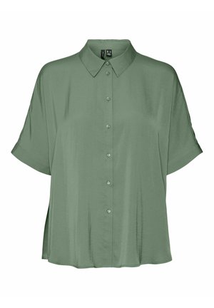 Chemise à manches courtes ample en vert doux avec col classique et sept boutons sur le devant.