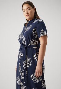 Vero Moda Curve VMCEASY LONG SHIRT DRESS - Ingruha - navy flower
