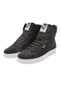 Wysokie sneakersy wykonane z ciemnoszarego zamszu, ze szarymi sznurowadłami, białą gumową podeszwą oraz czarno-białym logo na języku.