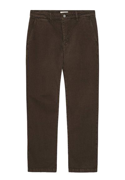 Pantalon en coton brun foncé à coupe droite, avec quatre poches et une braguette zippée. Texture lisse avec un léger éclat. Détail bouton en métal à la taille.