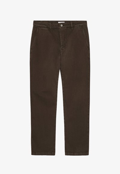 Pantalon en coton brun foncé à coupe droite, avec quatre poches et une braguette zippée. Texture lisse avec un léger éclat. Détail bouton en métal à la taille.