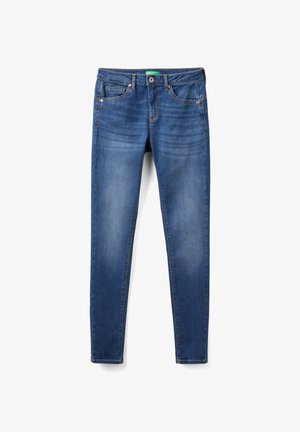 Pantalones vaqueros ajustados de denim azul con cinco bolsillos, cierre de botón y un ligero desgaste en los muslos para un look casual.