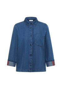Chemise en jean bleu foncé à boutons avec col, poche poitrine et poignets retroussés dévoilant un détail rayé rouge.