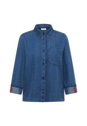 Tmavě modrá džínová košile s knoflíky, límečkem, náprsní kapsou a manžetami ohrnutými tak, aby byly vidět červené pruhy.