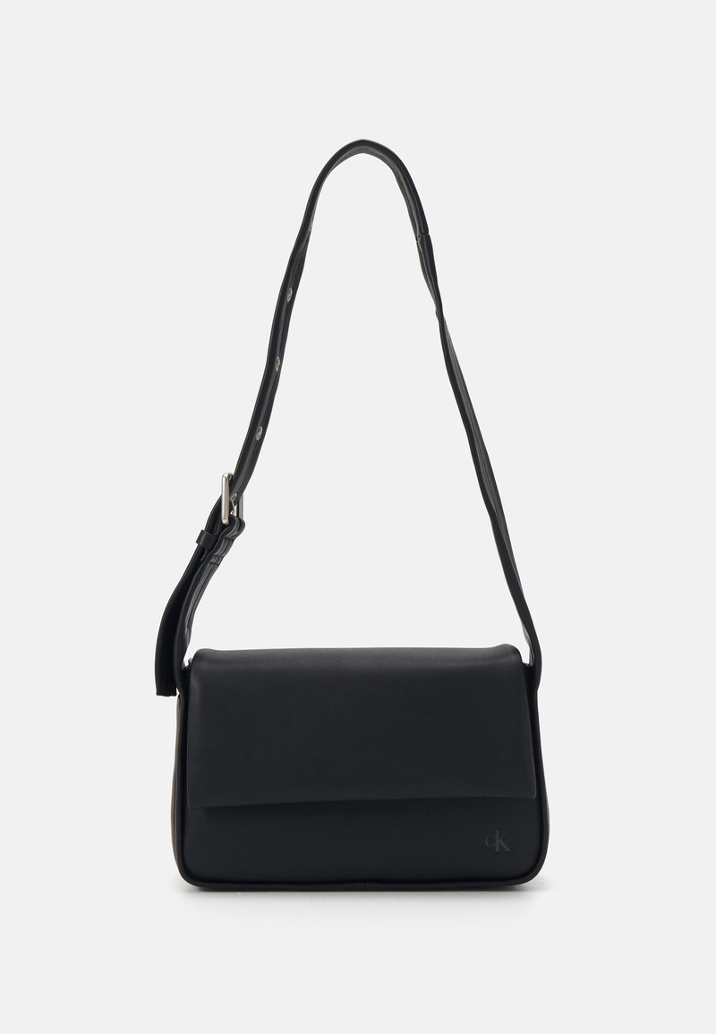 Borsa a spalla nera in cuoio con texture liscia, forma rettangolare e una sola tracolla. Presenta una chiusura con pattina e un dettaglio di branding discreto.