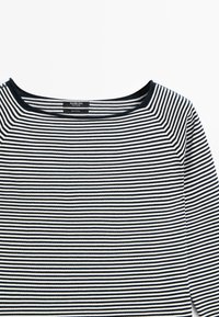 Marineblå og hvide, horisontale stribede bluse med lange ærmer og bådhals, lavet af 100 % bomuld.