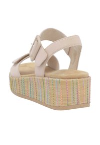 Helle rosa Wildleder-Plateausandalen mit einem geflochtenen, strukturierten Fußbett, ausgestattet mit bunten Akzenten und einem verstellbaren Riemen mit Schnalle.