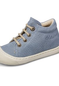 Scarpa alta in pelle blu con lacci beige, superficie texturizzata, suola in gomma bianca e un logo sul lato.