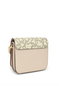 Bolso bandolera con un cuerpo de cuero suave beige y una solapa cremosa que presenta un patrón abstracto gris. Los acentos en dorado completan el diseño.