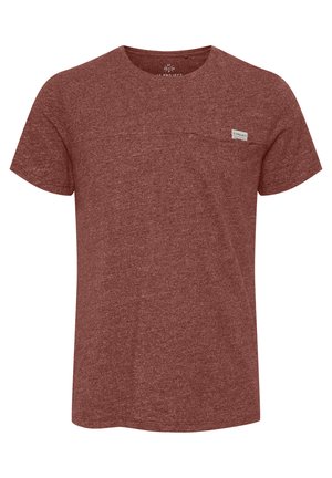 Camiseta de color rojo jaspeado con mangas cortas, cuello redondo y un sutil bolsillo en el pecho. Fabricada con una tela suave y texturada. Presenta una pequeña etiqueta de la marca.