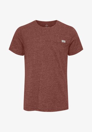 Rotes meliertes T-Shirt mit kurzen Ärmeln, Rundhalsausschnitt und einer dezenten Brusttasche. Aus weichem, strukturiertem Stoff gefertigt. Verfügt über ein kleines Markenetikett.