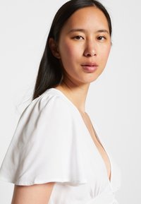 NA-KD FRONT ROUCHING FRILL - T-shirt estampada - white