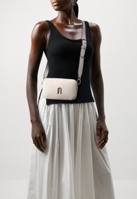 Furla PRIMULA MINI CROSSBODY - Schoudertas - marshmallow