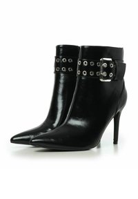 Botines de charol negro con punta afilada, tacón alto de aguja y correa ancha con ojales de plata y detalle de hebilla.