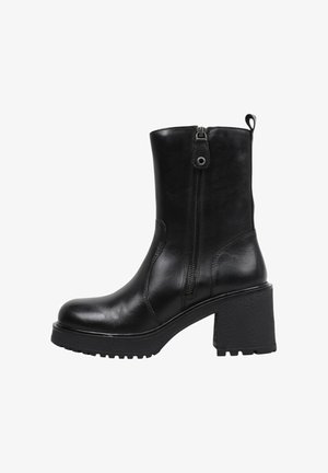 Botín de cuero negro con tacón cuadrado grueso, cremallera lateral, punta redonda y suela de goma texturizada. Diseño simple sin patrones visibles.