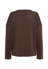 Bruine lange mouwtop van gladde stof met een ontspannen pasvorm, brede halslijn en verlaagde schouders; minimale naden en geen accenten.