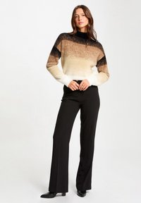 Morgan HIGH COLLAR - Striktrøje - camel