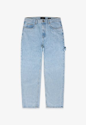 Calças de ganga azul claro com um corte descontraído, design de cinco bolsos e bainha virada. O tecido apresenta uma textura subtil e um acabamento desbotado.