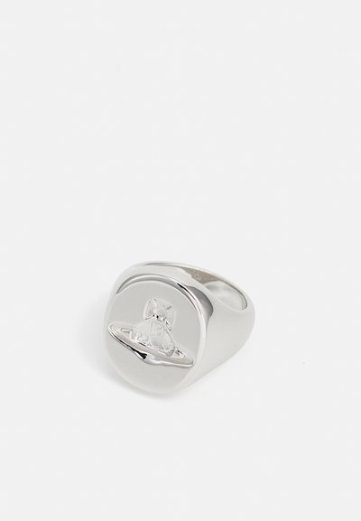 Silberner Ring mit einem glatten, abgerundeten Band. Die Vorderseite zeigt ein geprägtes UFO-Design mit Details, die sechs kreisförmige Elemente umfassen.