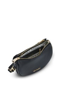 Zwarte leren schoudertas met hardware in goudtint, ritscompartimenten en een gladde textuur. Heeft een merkgebonden voering aan de binnenkant.