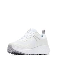 Weißer Sportschuh mit einem Obermaterial aus Mesh, strukturierten Seitenpanelen, einem unterstützenden Schnürsystem und einer geformten Sohle mit rutschfestem Profil.