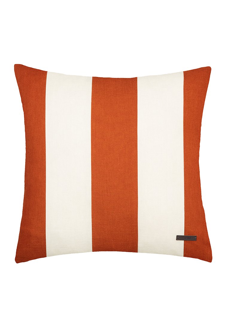 Kvadratisk kudde med orange och vita ränder, texturerad tyg, med ett litet märke med varumärkesnamnet i nedre högra hörnet.