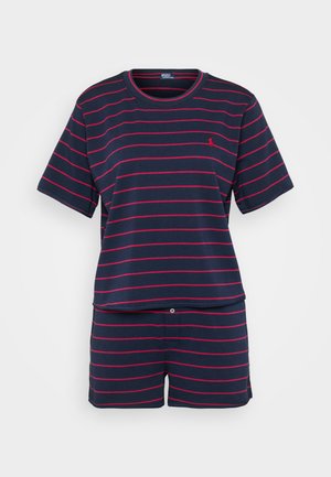 Ensemble de pyjama rayé bleu marine comprenant un haut à manches courtes et un short, avec des rayures roses et un petit logo sur la poitrine.