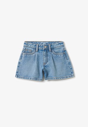 Pantalones cortos de mezclilla azul claro con una cintura alta, cinco bolsillos y tachuelas decorativas a lo largo de las costuras laterales. Costura tradicional y cierre de botón.