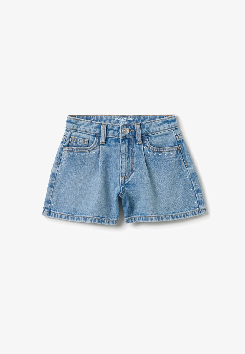 Pantalones cortos de mezclilla azul claro con una cintura alta, cinco bolsillos y tachuelas decorativas a lo largo de las costuras laterales. Costura tradicional y cierre de botón.