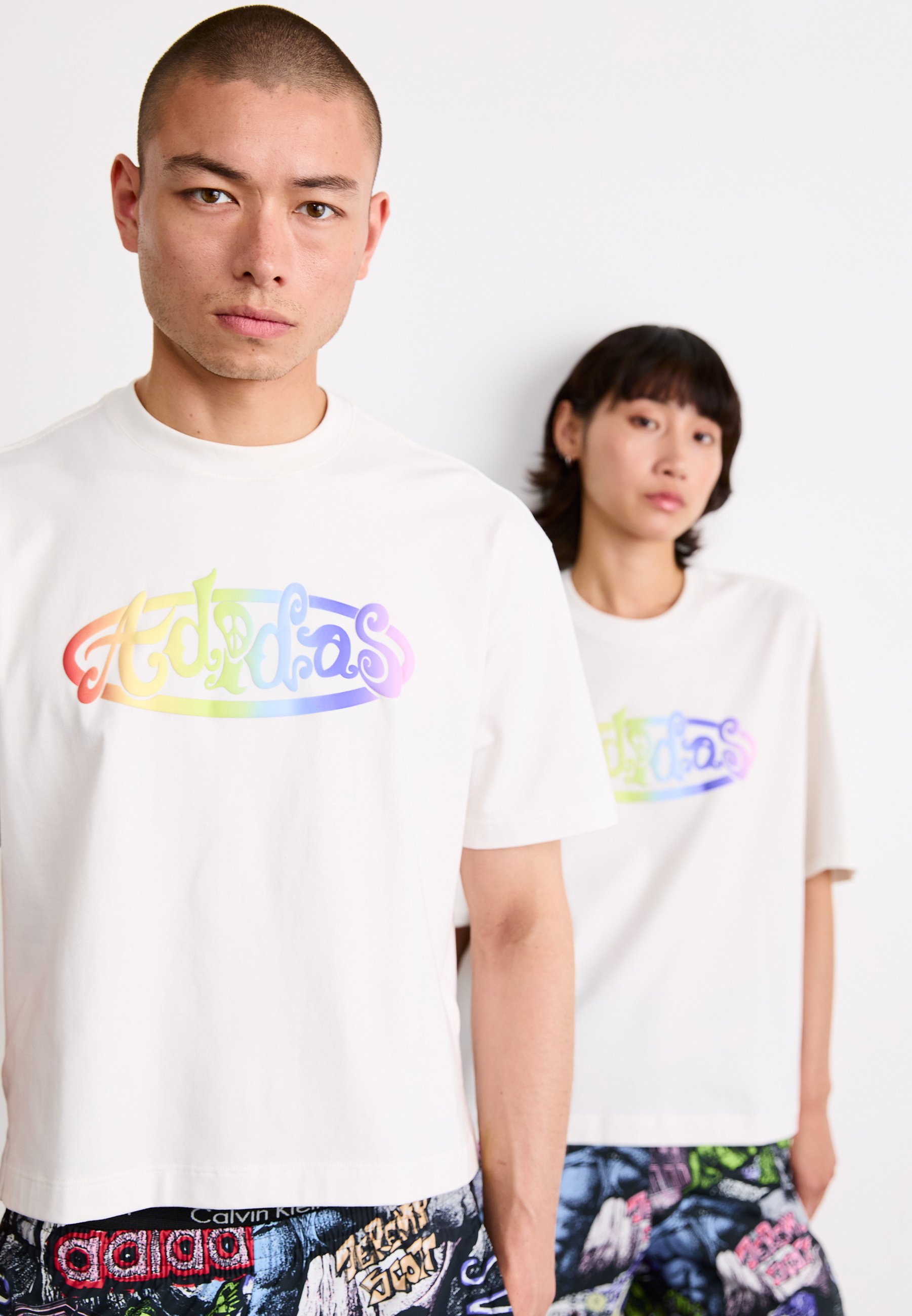 adidas×JEREMY SCOTT☆PRIDE TEE Tシャツ 2色【UK発】 adidas Sportswear X JEREMY SCOTT PRIDE TEE - Print T-shirt