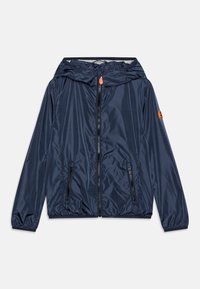 Dunkelblaues, leichtes Kapuzenjacke aus glattem, glänzendem Stoff; verfügt über einen Frontreißverschluss, zwei Reißverschlusstaschen und einen orangefarbenen Akzent an der Kapuze.
