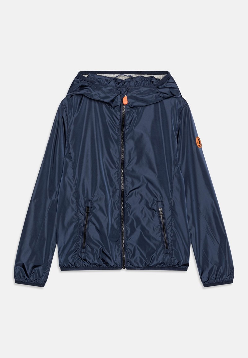 Dunkelblaues, leichtes Kapuzenjacke aus glattem, glänzendem Stoff; verfügt über einen Frontreißverschluss, zwei Reißverschlusstaschen und einen orangefarbenen Akzent an der Kapuze.