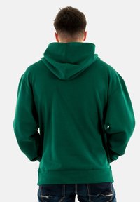 Felpa verde con un grande cappuccio e tasca a marsupio, realizzata in tessuto morbido. Presenta maniche lunghe e una vestibilità comoda. Vista posteriore mostrata.