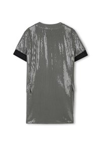 T-shirt gris scintillant avec surface en sequins, manches courtes, texture côtelée et bande noire avec logo sur les manches. Vue de dos mise en avant.