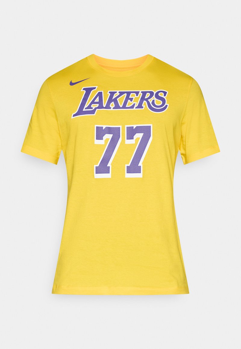 Gelbes T-Shirt mit kurzen Ärmeln, darauf steht "LAKERS" in lila über der Zahl "77" in Weiß mit lila Akzenten. Hergestellt aus weichem Stoff.