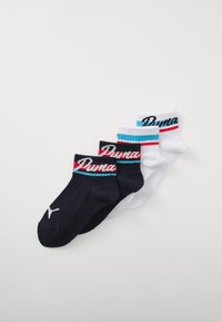 Trois paires de chaussettes de cheville en marine, blanc et noir, avec des bords côtelés de couleur contrastante et le logo 'Puma' ainsi que des rayures.