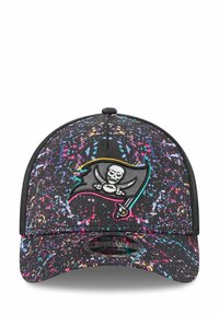 Schwarze Kappe mit buntem Spritzmuster. Verfügt über ein gesticktes Piratenflaggen-Logo mit einem Totenkopf und gekreuzten Schwertern. Strukturiertes Design.
