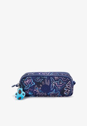 Blauw gestippelde pennenzak met bloem- en dierenmotieven, voorzien van een rond logo en een kleine blauwe aapcharme eraan bevestigd.