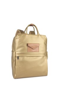 Sac à dos en nylon doré avec une finition texturée, doté d'une poche avant avec un accent en cuir beige et de bretelles réglables doubles.