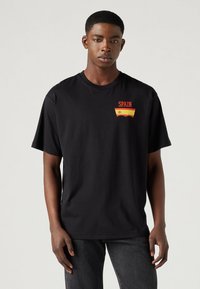 Levi's® FOOTBALL FAN TEE UNISEX - Apdrukāts T-krekls - black