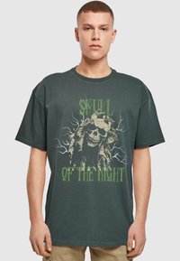 Merchcode HALLOWEEN - SKULL OF THE NIGHT V2 TEE - T-shirts print - bottlegreen