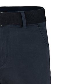 Námořnické modré kalhoty s texturovaným černým elastickým páskem, které mají hladký povrch a kontrastní prošívání podél švů.