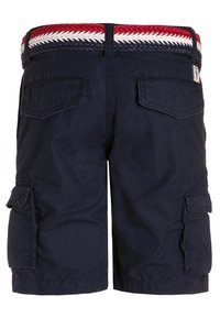 Námořnické modré cargo šortky se splétaným páskem v červené, bílé a modré barvě, dvěma bočními kapsami a dvěma zadními kapsami. Vyrobené z texturované látky.