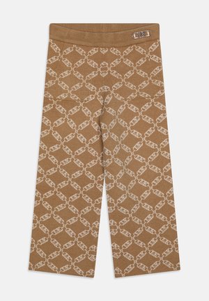 Pantalon en maille marron à jambes larges, avec un motif chaîne blanche intégral et un petit logo MK en métal sur la ceinture.