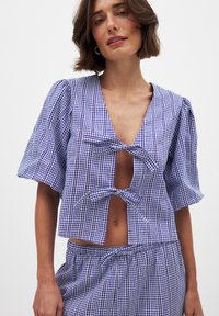 NA-KD TIE FRONT V NECK - Bluse - blue white