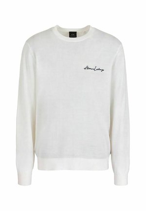 Maglione bianco lavorato a maglia con maniche lunghe, scollo rotondo e un piccolo logo ricamato nero sul lato sinistro del petto. Texture morbida.