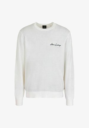 Maglione bianco lavorato a maglia con maniche lunghe, scollo rotondo e un piccolo logo ricamato nero sul lato sinistro del petto. Texture morbida.