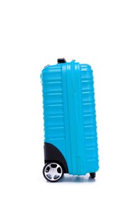 Tvrdý tyrkysový kufr s vertikálním vroubkováním, černým dnem, zesílenými rohy a jednou teleskopickou rukojetí se zipovým uzávěrem.